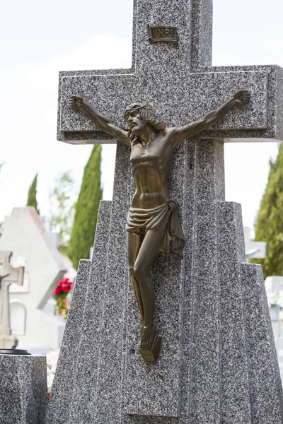 Gesù Cristo sulla croce in un cimitero — Foto Stock