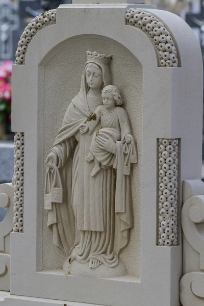 Escultura de la Virgen María en un cementerio —  Fotos de Stock