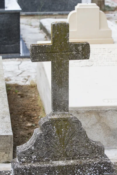 Vieille croix dans un cimetière — Photo