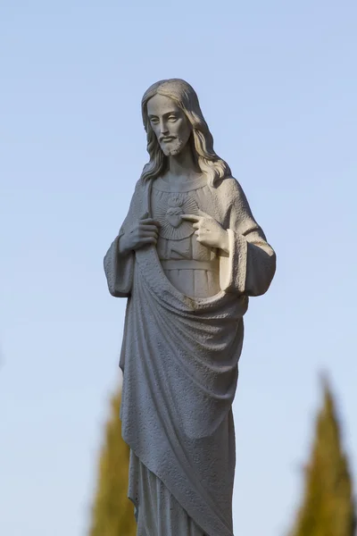 Статуя ангела на кладбище — стоковое фото