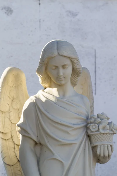 Schöner Steinengel auf einem Friedhof — Stockfoto