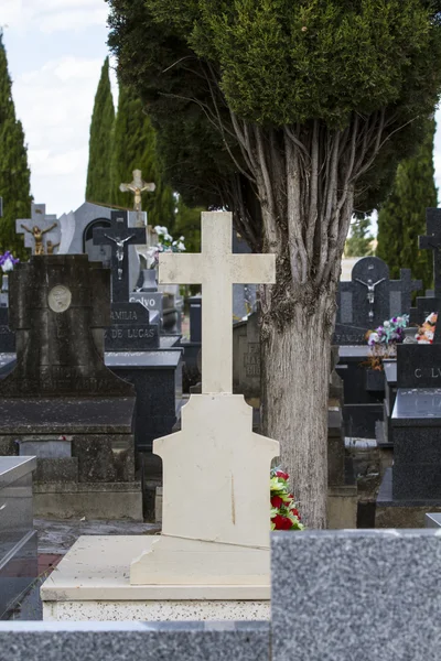 Antigua cruz en un cementerio — Foto de Stock