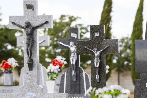 Gesù Cristo sulla croce in un cimitero — Foto Stock