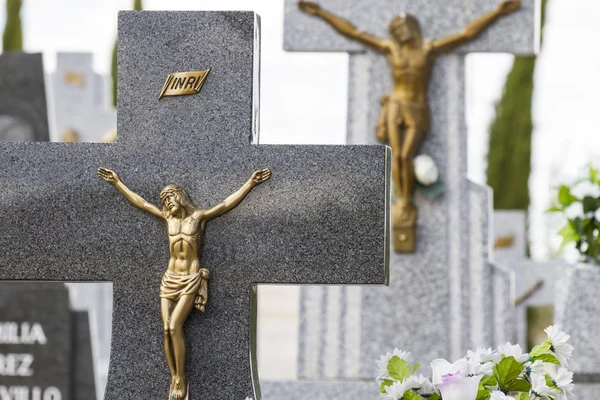 Jesus Christus am Kreuz auf einem Friedhof — Stockfoto