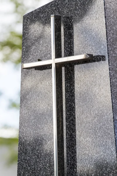 Oude kruis op een kerkhof — Stockfoto