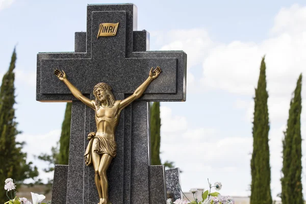 Gesù Cristo sulla croce in un cimitero — Foto Stock