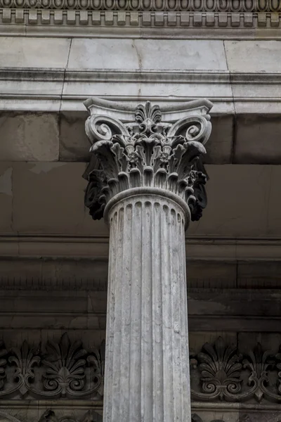 Facciata della biblioteca nazionale a Madrid, Spagna — Foto Stock