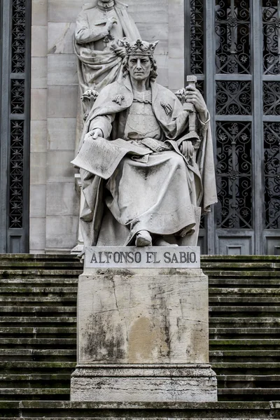 Facciata della biblioteca nazionale a Madrid, Spagna — Foto Stock