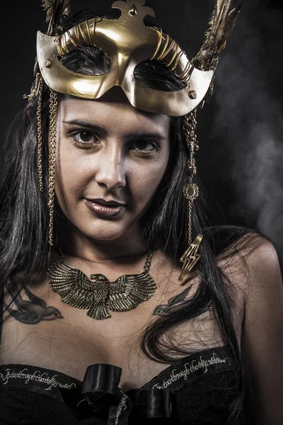Donna con gioielli maschera d'oro — Foto Stock
