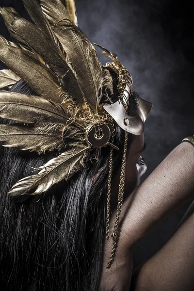 Frau mit goldenem Maskenschmuck — Stockfoto