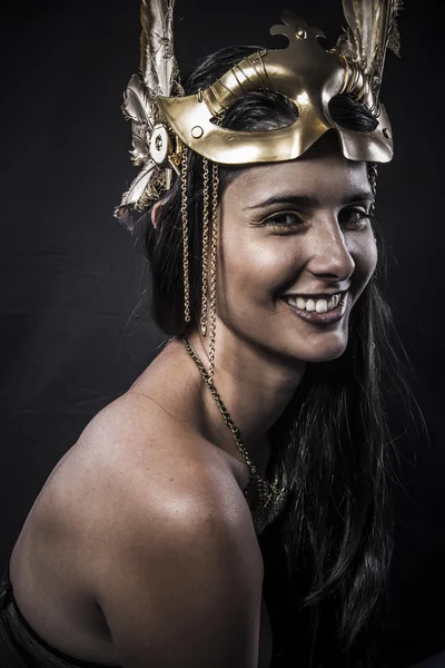 宝石黄金のマスクを持つ女性 — ストック写真