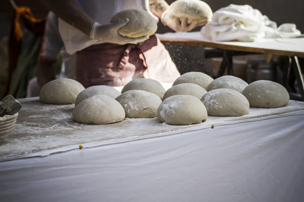 制作工匠面包的面包师 — 图库照片