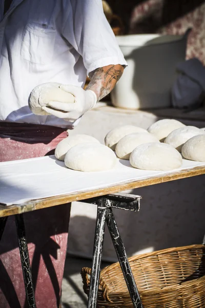 Boulanger faire du pain artisanal — Photo