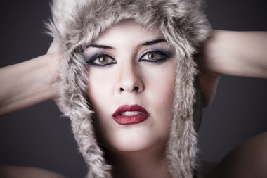 Kadın tipik Rus kürk şapka ile