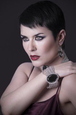 kadın zarif gümüş takılar