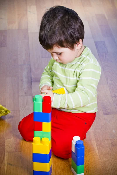 Chłopiec bawi się zabawkami wieża — Zdjęcie stockowe