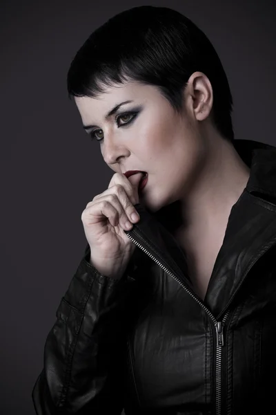 黒い革のジャケットを持つ女性 — ストック写真