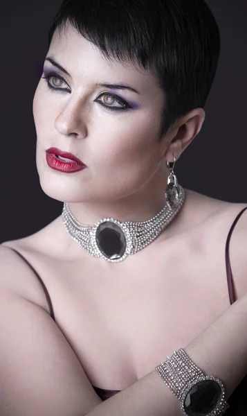 Kobieta z eleganckiej biżuterii srebrnej — Zdjęcie stockowe