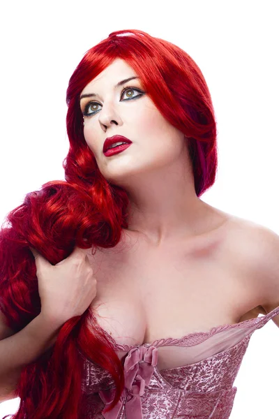 Hermosa mujer con el pelo rojo rizado — Foto de Stock