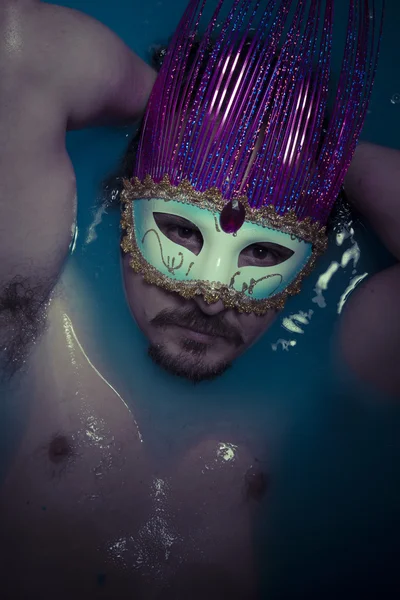 Hombre en bañera azul lleno de agua —  Fotos de Stock