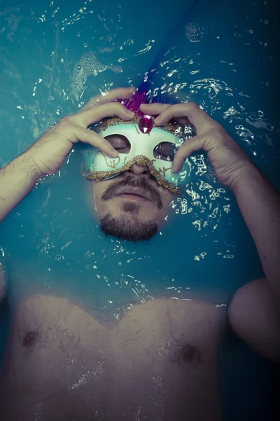 Mannen i blå tub full av vatten — Stockfoto