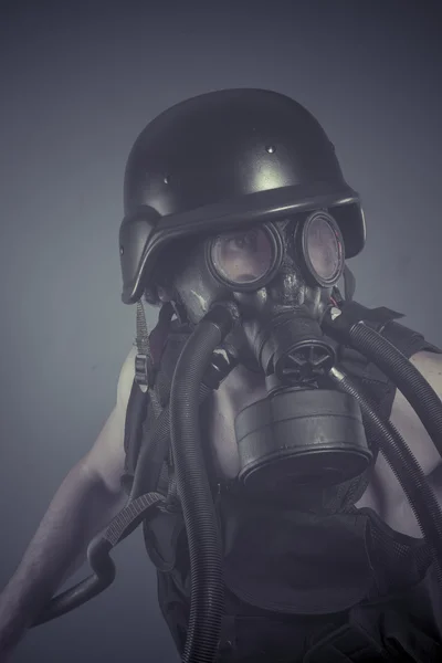 Man met zwarte gas masker — Stockfoto