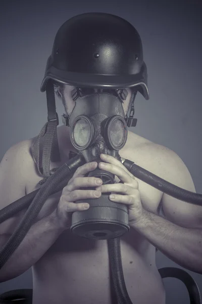 Homme avec masque à gaz noir — Photo