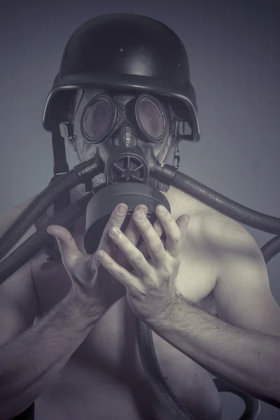 Man med svart gasmask — Stockfoto