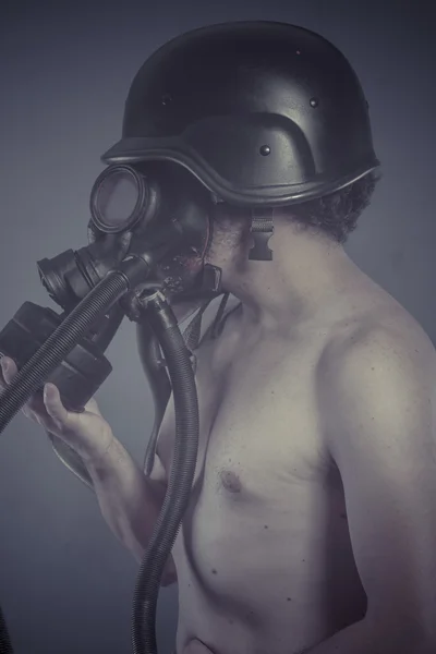 Man med svart gasmask — Stockfoto