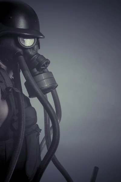 Man met zwarte gas masker — Stockfoto