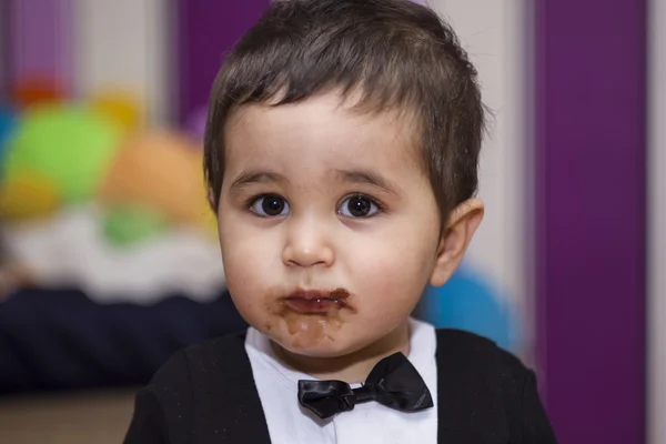 Baby eten van chocolade — Stockfoto