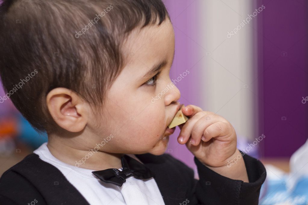 チョコレートを食べる赤ちゃん ストック写真 C Outsiderzone チョコレートを食べる赤ちゃん ストック写真 C Outsiderzone