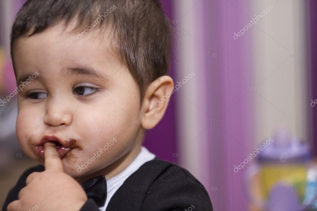 Bebe Comiendo Chocolate Fotografia De Stock C Outsiderzone Depositphotos