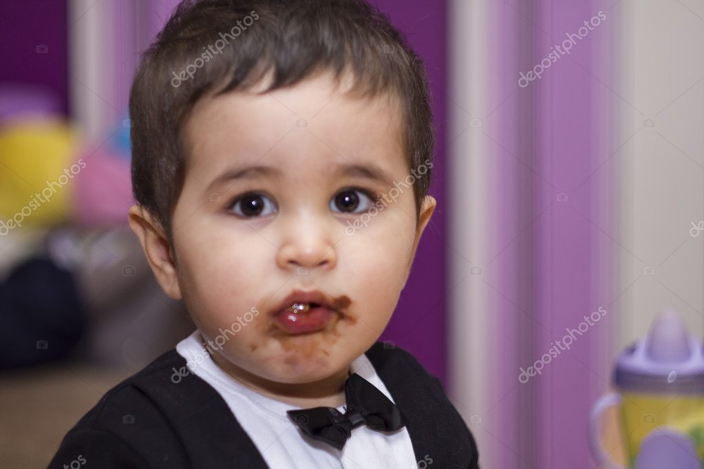 Çikolata yiyen bebek — Stok Foto © outsiderzone 46171237