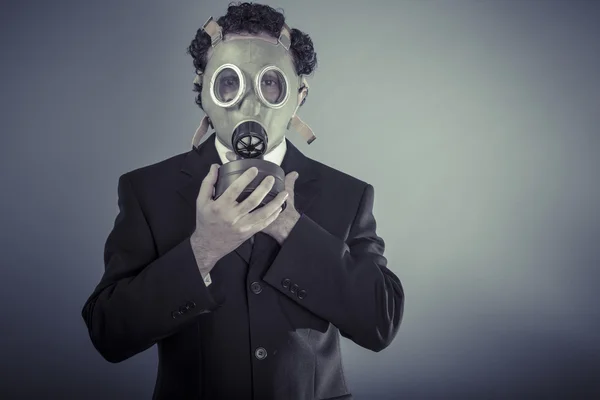 Affärsman som bär en gask mask — Stockfoto