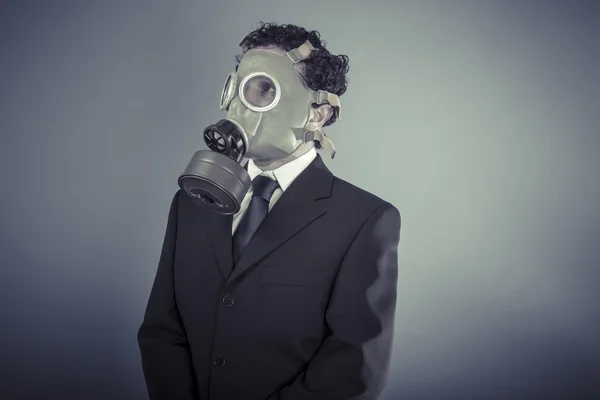 Biznes człowiek ubrany w maskę gask — Zdjęcie stockowe