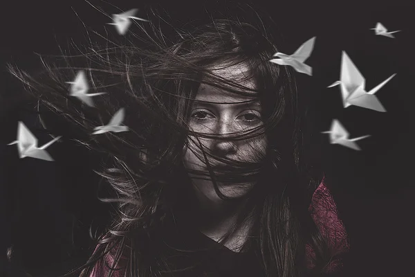 Дівчина з волоссям у вітрі і птахами — стокове фото