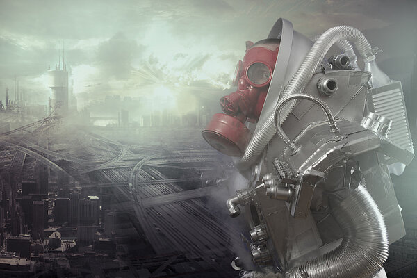 Человек в противогазе плачет
