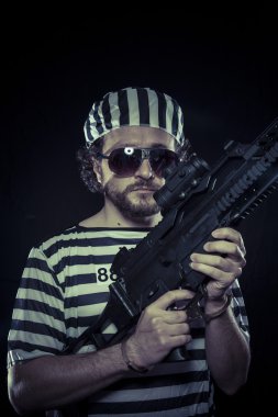 makineli tüfek ile mahkum
