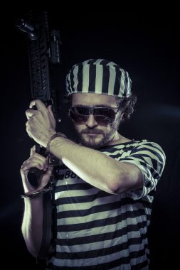 makineli tüfek ile mahkum