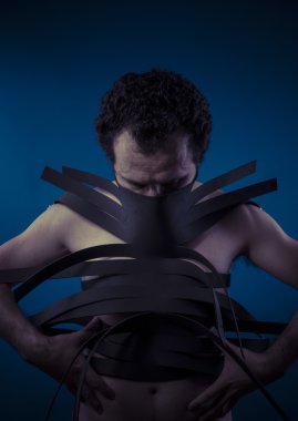 adam siyah şeritler ile kaplı