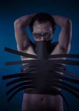 adam siyah şeritler ile kaplı