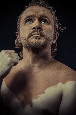 그의 몸에 진흙을 가진 남자