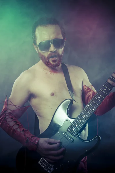 Rocker człowiek z gitara elektryczna — Zdjęcie stockowe
