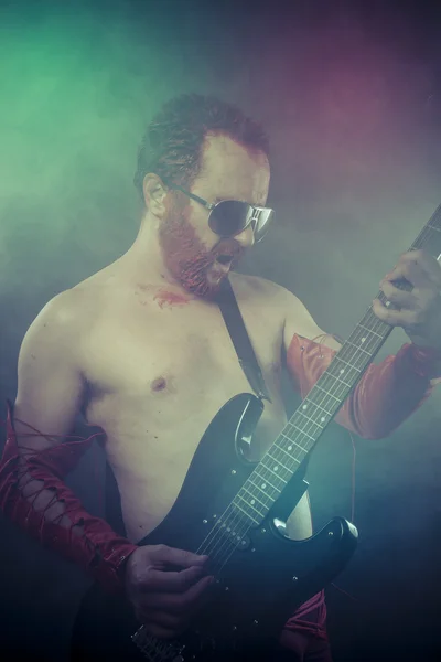 Rocker muž s elektrická kytara — Stock fotografie