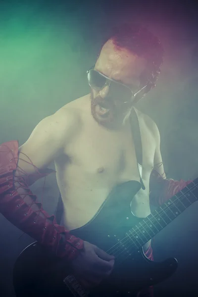 Rocker férfi elektromos gitár — Stock Fotó