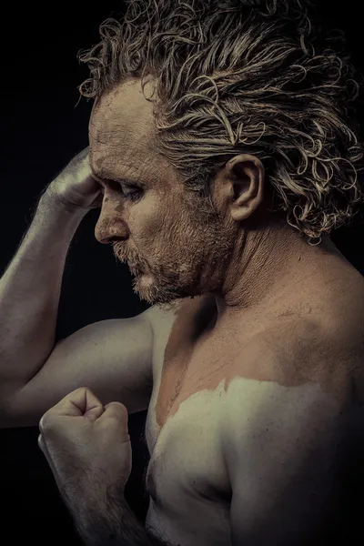 Man with mud all over his body — Stock Photo, Image