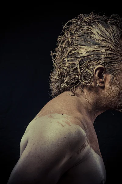 Man with mud all over his body — Stock Photo, Image