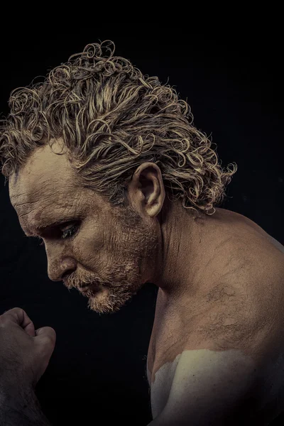 Man with mud all over his body — Stock Photo, Image