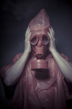 adam kırmızı maske ve plastik elbise